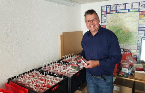 20190923_Rainer_packt_Tueten.jpg