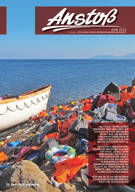 Das Titelbild des Juni-Anstoß macht auf den Weltflüchtlingstag aufmerksam und zeigt ein gekentertes Boot neben einem Felsen, der von Rettungsringen und -westen bedeckt ist.